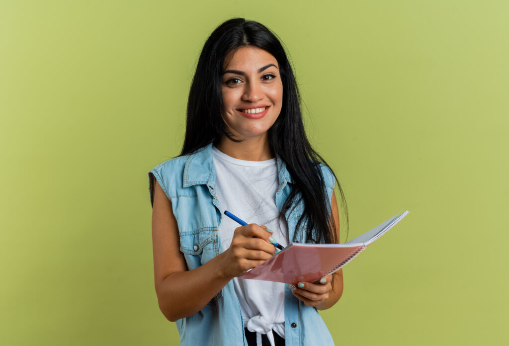 estudiante joven sonriente credito